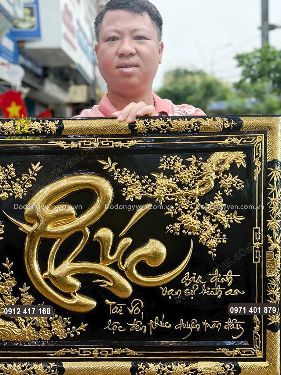 Chữ Ph&uacute;c được chạm th&uacute;c nổi ở trung t&acirc;m bức tranh theo lối thư ph&aacute;p